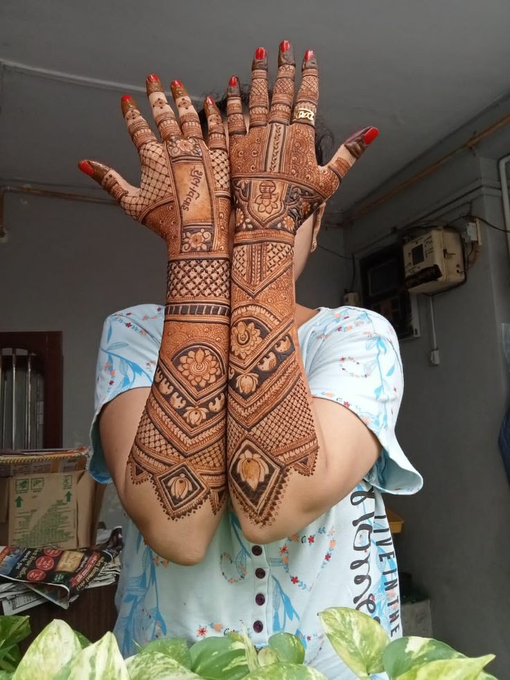 Unique Mehendi Art 