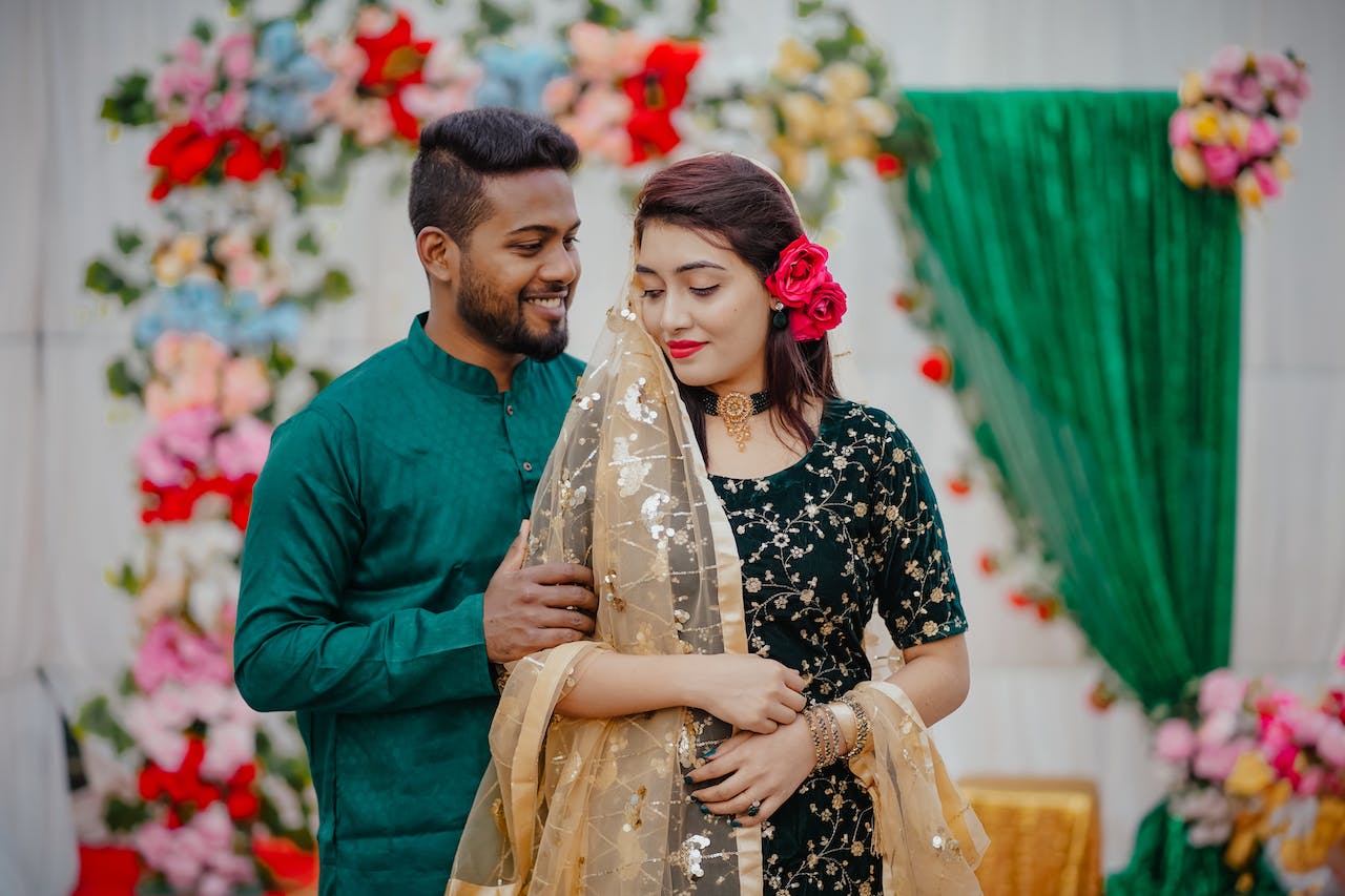 Best Couple Poses You Must Save For Your Wedding - Pyaari Weddings